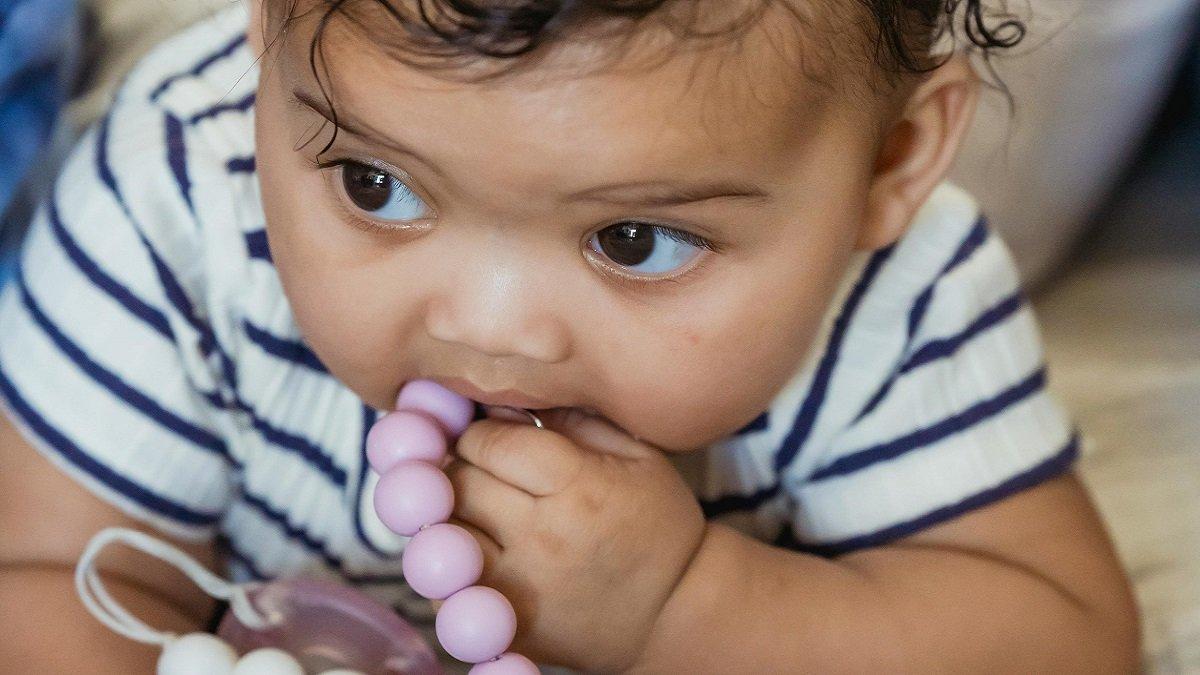Berikan Berikan Teether untuk Digigituntuk Digigit saat Bayi Tiumbuh Gigi.