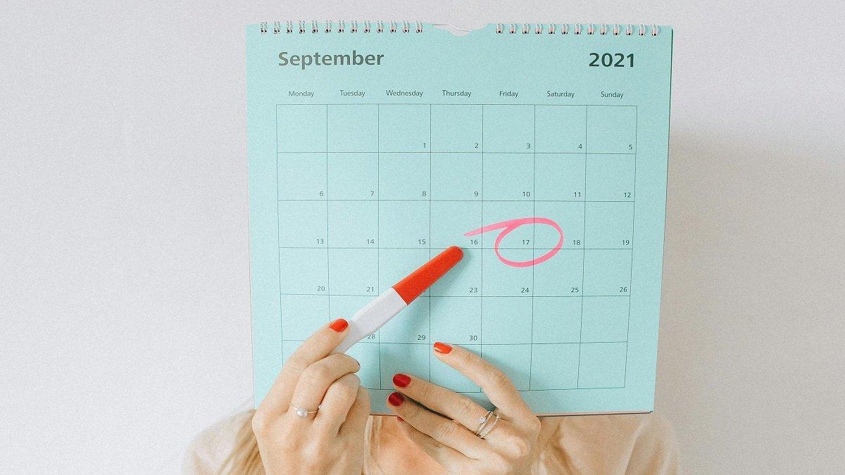 Ilustrasi Memperhatikan Waktu Pengujian Kehamilan dengan Test Pack.