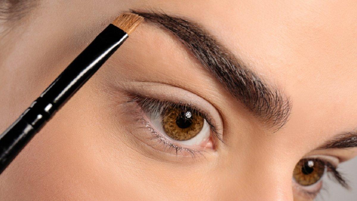 Ilustrasi menggambar alis menggunakan brow pomade.