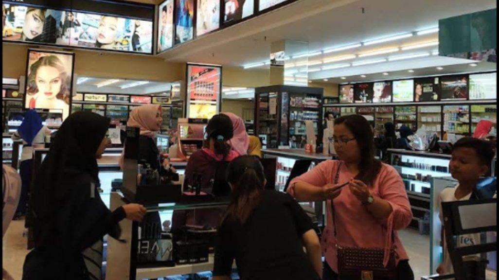 Tokonya besar, luas, dan lengkap, banyak produk lokal maupun internasional yang bisa kamu pilih di toko ini.