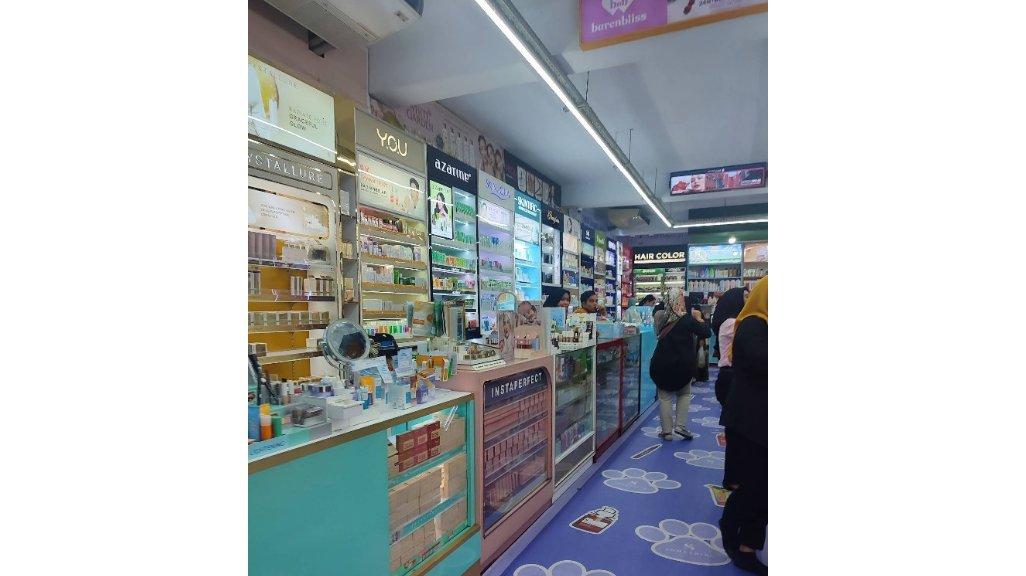 Terletak di Pasar Lama, toko ini terkenal dengan koleksi kosmetik super lengkap dan harga bersaing. Cocok buat kamu yang cari produk dari brand lokal maupun internasional.