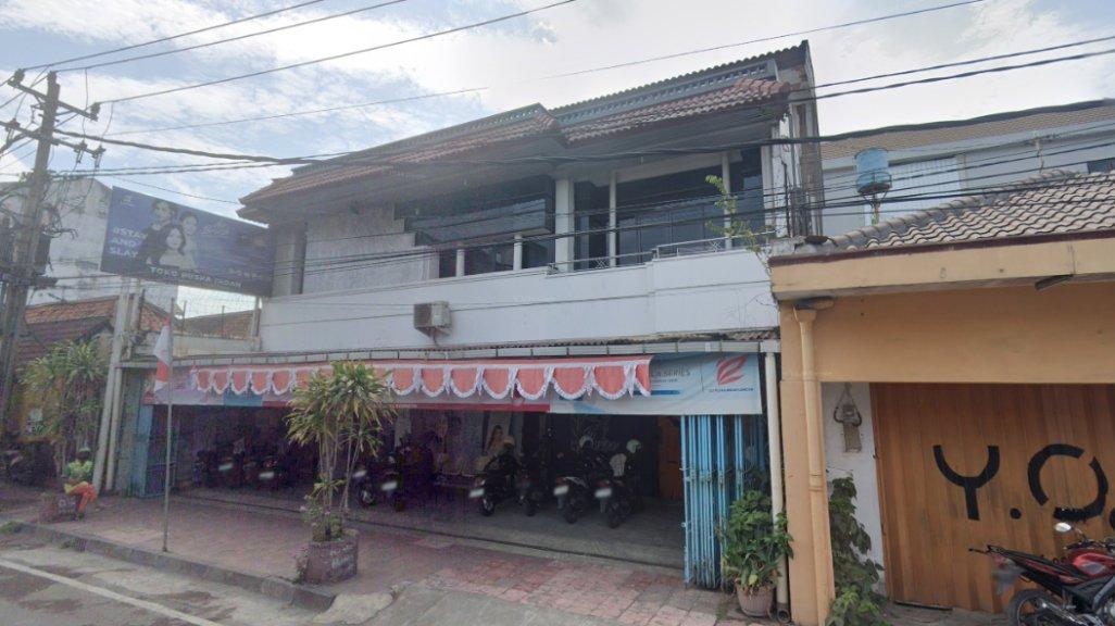 Terletak di tengah kota Jogja, menjadikan toko puspa indah tujuan para beauty influencer untuk belanja skincare atau produk make up.