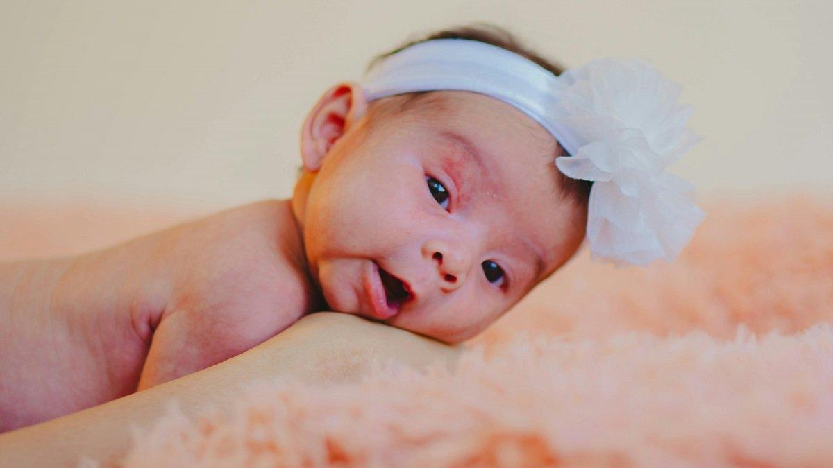 Cara Bikin Tummy Time Si Kecil Lebih Menyenangkan dengan Posisikan Diri Tengkurap Selevel dengan Bayi.