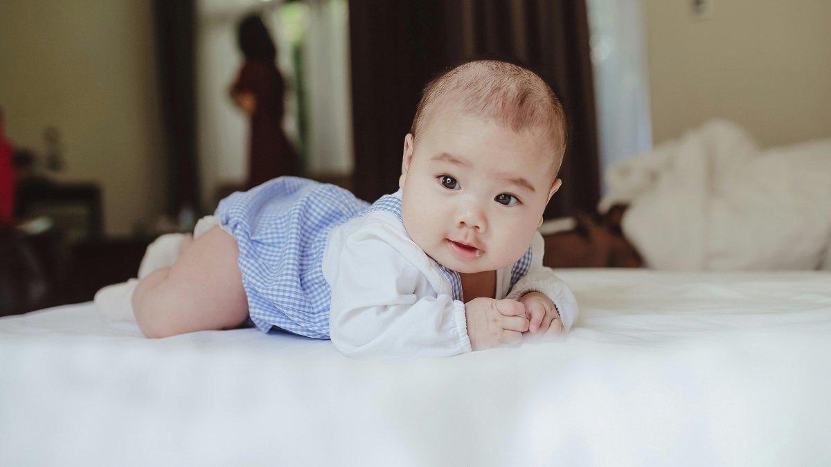 Tummy Time merupakan salah satu cara untuk mendukung perkembangan motorik si kecil agar lancar merangkak.