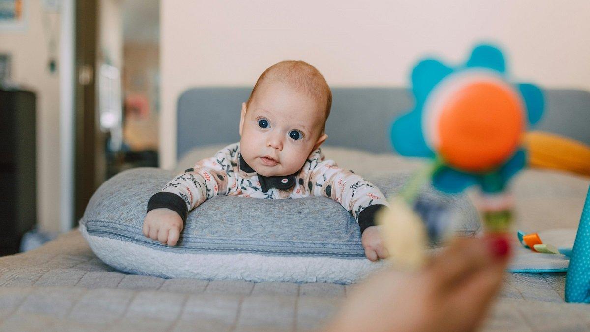 Cara Bikin Tummy Time Si Kecil Lebih Menyenangkan dengan Beri Jeda Antara Makan dan Tummy Time.