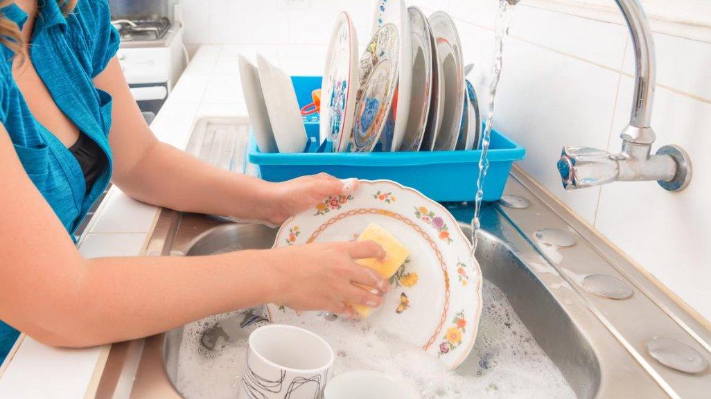 Tidak boleh asal-asalan, mencuci piring ada urutannya yang benar untuk menjaga kebersihan peralatan makan.