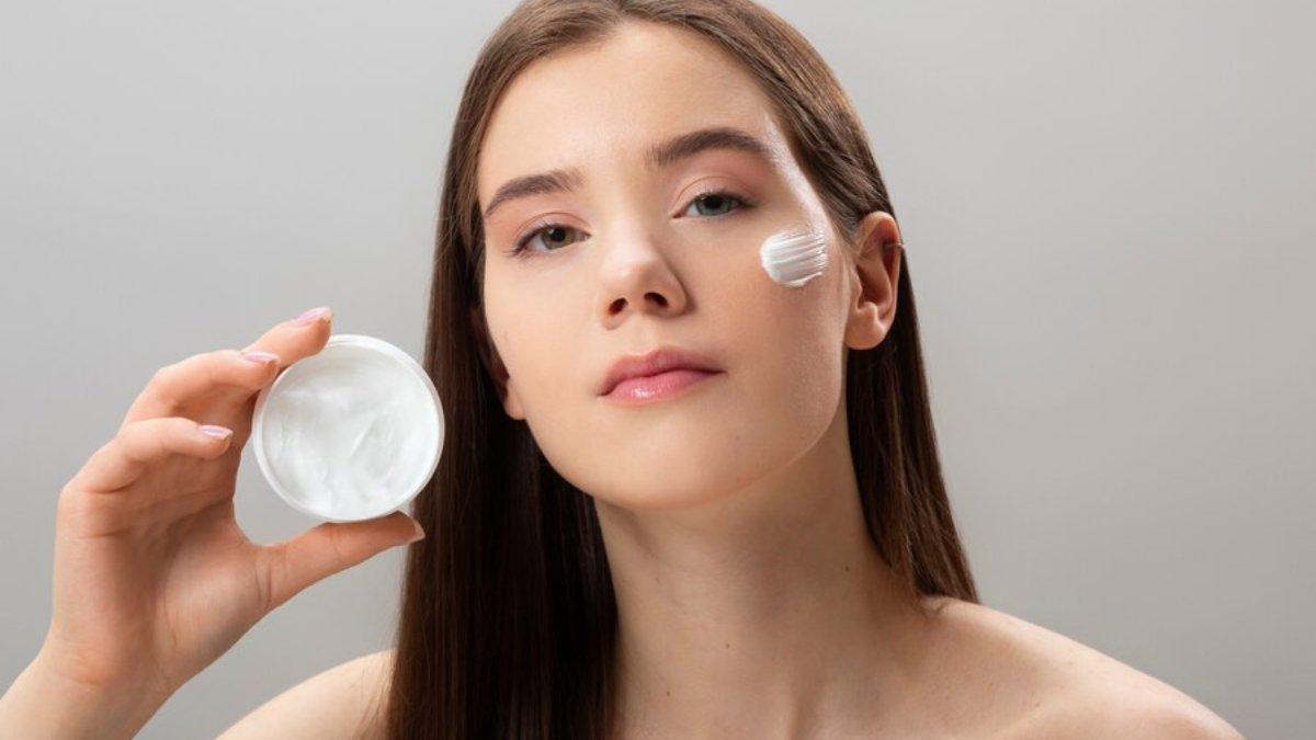 Ilustrasi menggunakan skincare untuk mencegah penuaan dini.