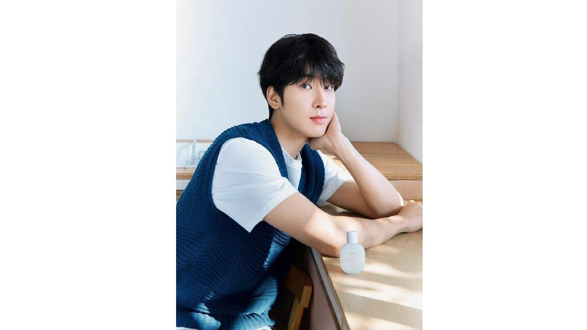 Wonwoo Seventeen mengenakan Knitted Vest dengan Basic Kaus, dan Celana Jeans.
