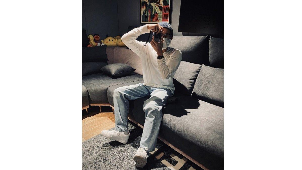Wonwoo Seventeen mengenakan Kaus Long Sleeve, Straight Jeans, Beanie Hat, dan Sneakers.
