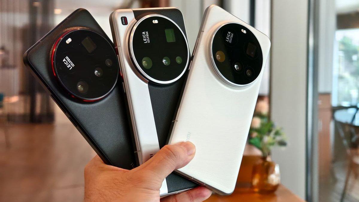 Xiaomi 15 Ultra memiliki tiga pilihan warna yaitu hitam, putih, dan warna spesial Silver Chrome. Ponsel flagship ini dibanderol harga Rp 16 jutaan.