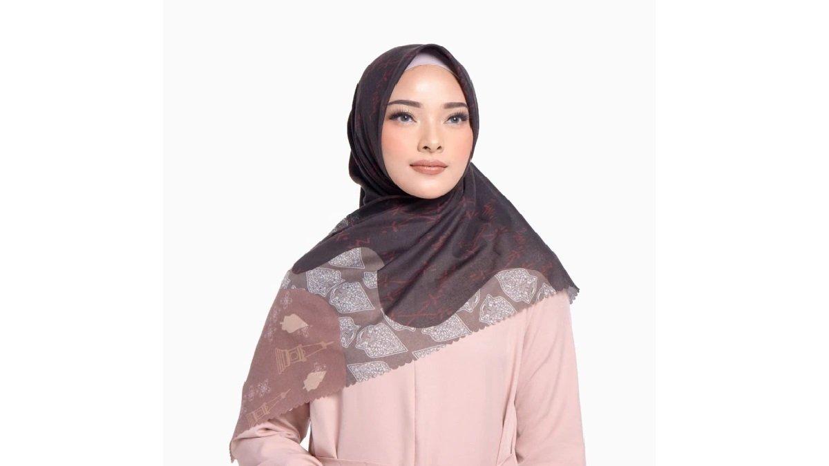 Kerudung Segi Empat ZM Zaskia Mecca Yogya Cranberry Scarf 