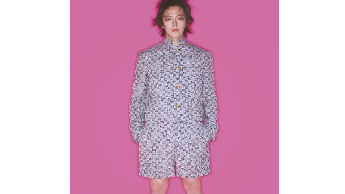 Inspirasi Padu Padan Outfit YUTA NCT dengan Set Kemeja Berkerah dan Celana Pendek Abu Muda. instagram.com/yuu_taa_1026