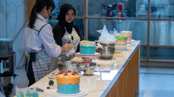 Pada acara private baking demo diajarkan proses membuat kue, sampai dengan tahap decorating dan finishing.