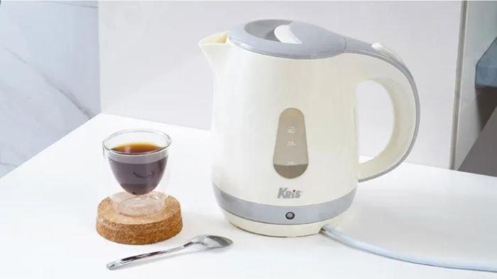 Ilustrasi pemakaian teko listrik untuk memanaskan air