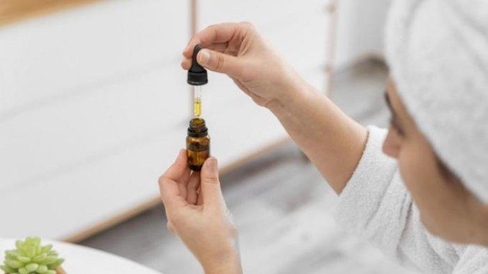 Ilustrasi mengaplikasikan serum salicylic acid dengan benar.