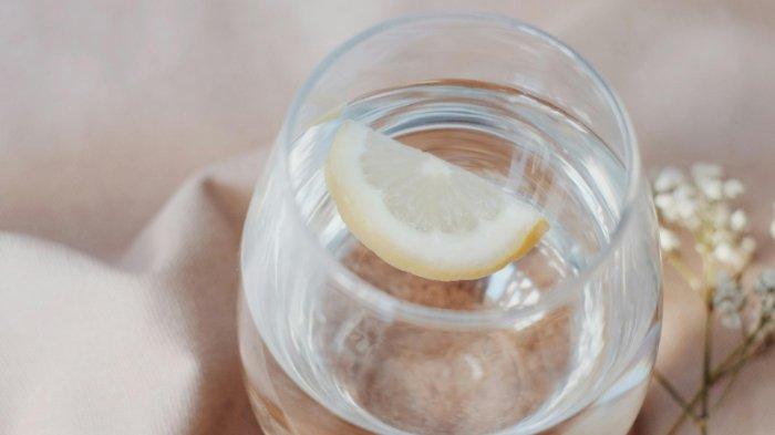 Air hangat ditambah lemon.