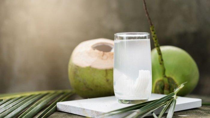 Air kelapa bisa jadi minuman detoks yang sehat.