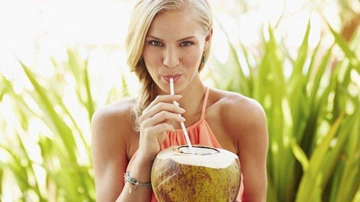 Air kelapa memiliki berbagai manfaat termasuk untuk kesehatan.