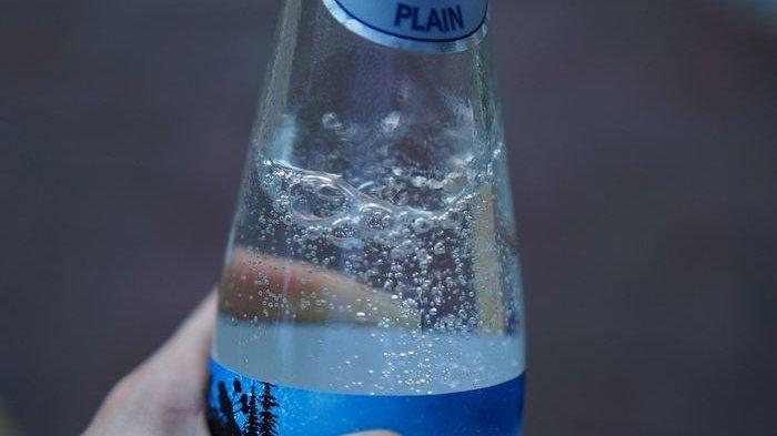 Air seltzer berbeda dari air soda