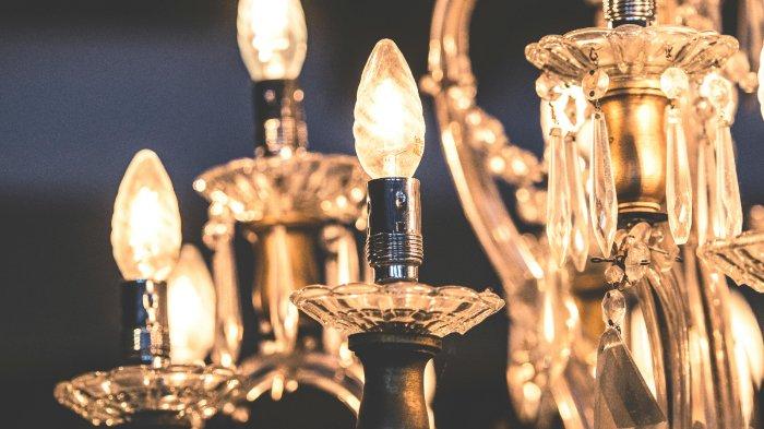 Lepas aksesoris lampu gantung untuk memudahkan membersihkannya