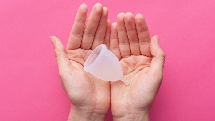 Ilustrasi produk menstrual cup yang aman digunakan karena terbuat dari bahan silikon yang elastis
