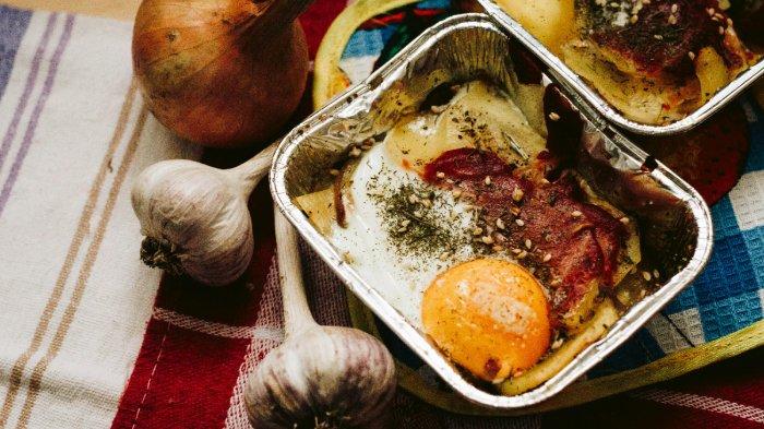 Ilustrasi tempat makanan dari aluminium voil yang tidak boleh dimasukkan ke dalam microwave