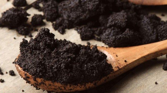 Ampas kopi bisa dimanfaatkan untuk mengatasi bau tidak sedap pada wadah plastik.