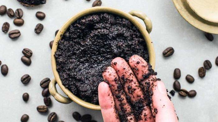 Ampas kopi ternyata punya segudang manfaat untuk bebersih rumah, berkat sifatnya yang abrasif.