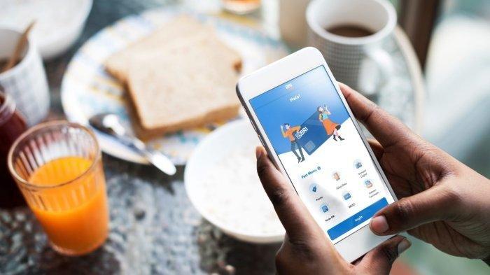 Ilustrasi HP dipakai untuk membuka aplikasi m-banking