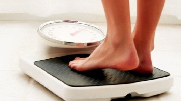 Ilustrasi berat badan turun berkat konsumsi rutin jus buah bit.