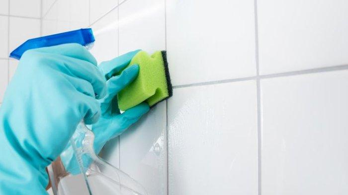 Atasi masalah kerak noda sabun di dinding dan lantai kamar mandi dengan cara sederhana.