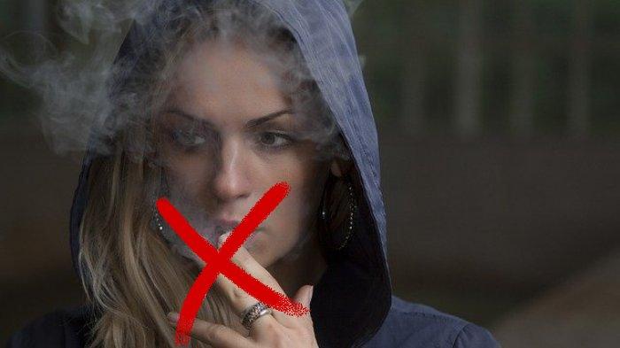 Ilustrasi wanita perokok. Ada banyak bahaya yang mengintai bagi wanita yang aktif merokok.