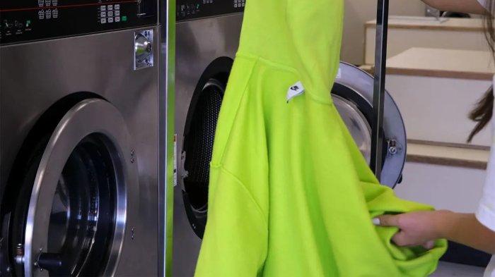 Balikkan hoodie sebelum kamu memasukkannya ke dalam mesin cuci