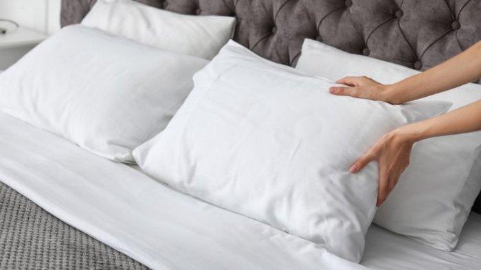 Bantal yang bernoda bisa kamu bersihkan dengan air dingin secara tuntas.