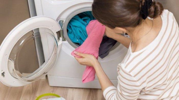 Ilustrasi meletakkan mesin cuci di area yang lembap dan di dekat sinar matahari secara langsung untuk menjaganya tetap awet.