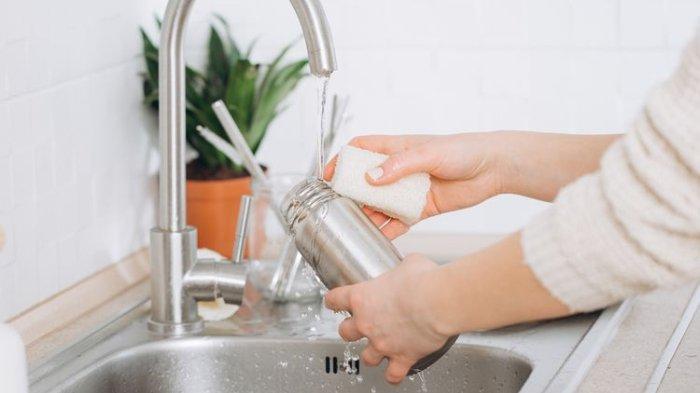 Bau basi di botol minum bisa diatasi dengan berbagai cara, termasuk pakai bahan alami.