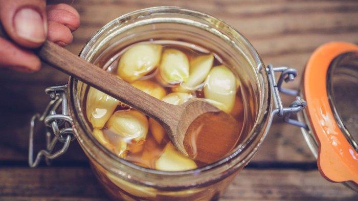 Bawang dan madu bisa jadi bahan alami mengatasi rambut rontok.