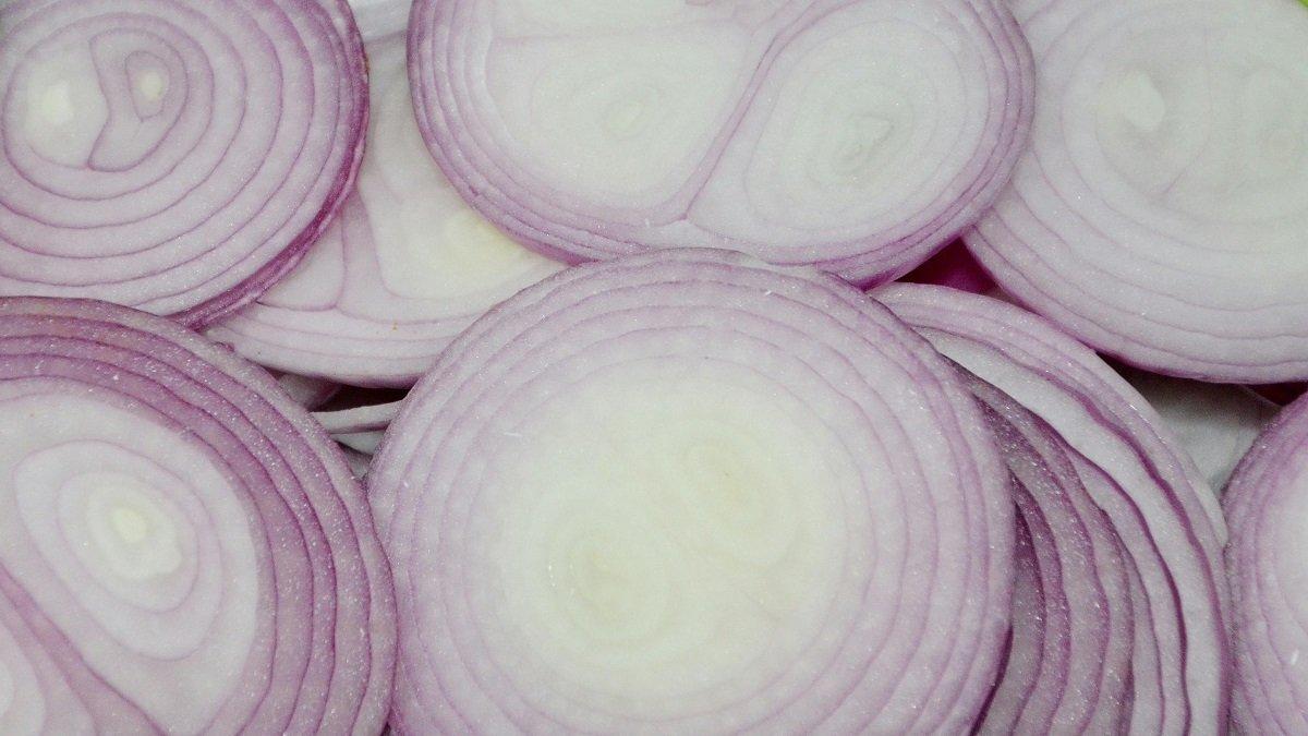 Ilustrasi bawang merah untuk menurunkan demam si kecil.