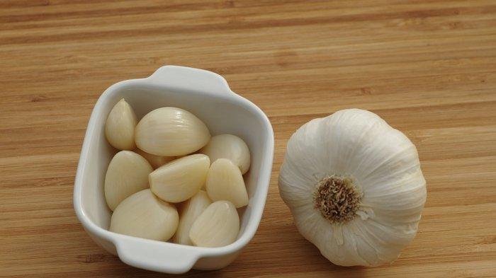 Bawang putih baik untuk mengatasi masalah kecoa.