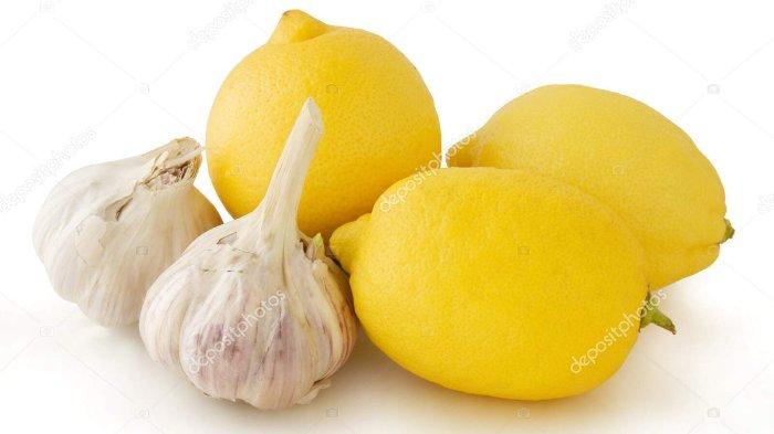 Bawang putih dan lemon dipercaya dapat membantu menghilangkan kutu.