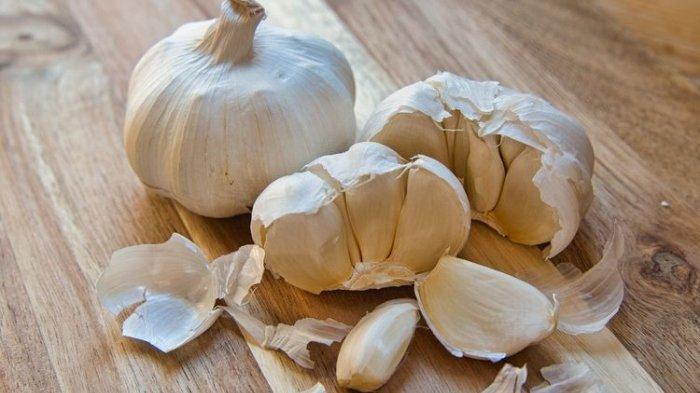 Ilustrasi bawang putih yang belum dikupas bisa kamu manfaatkan untuk mengatasi keputihan.