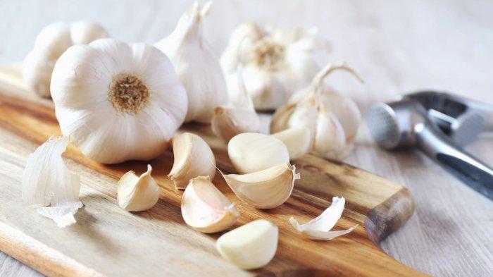 Bawang putih merupakan salah satu bahan alami menyehatkan.