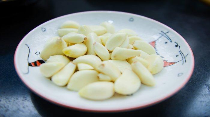 Bawang putih bisa jadi obat alami mengatasi batuk pilek.