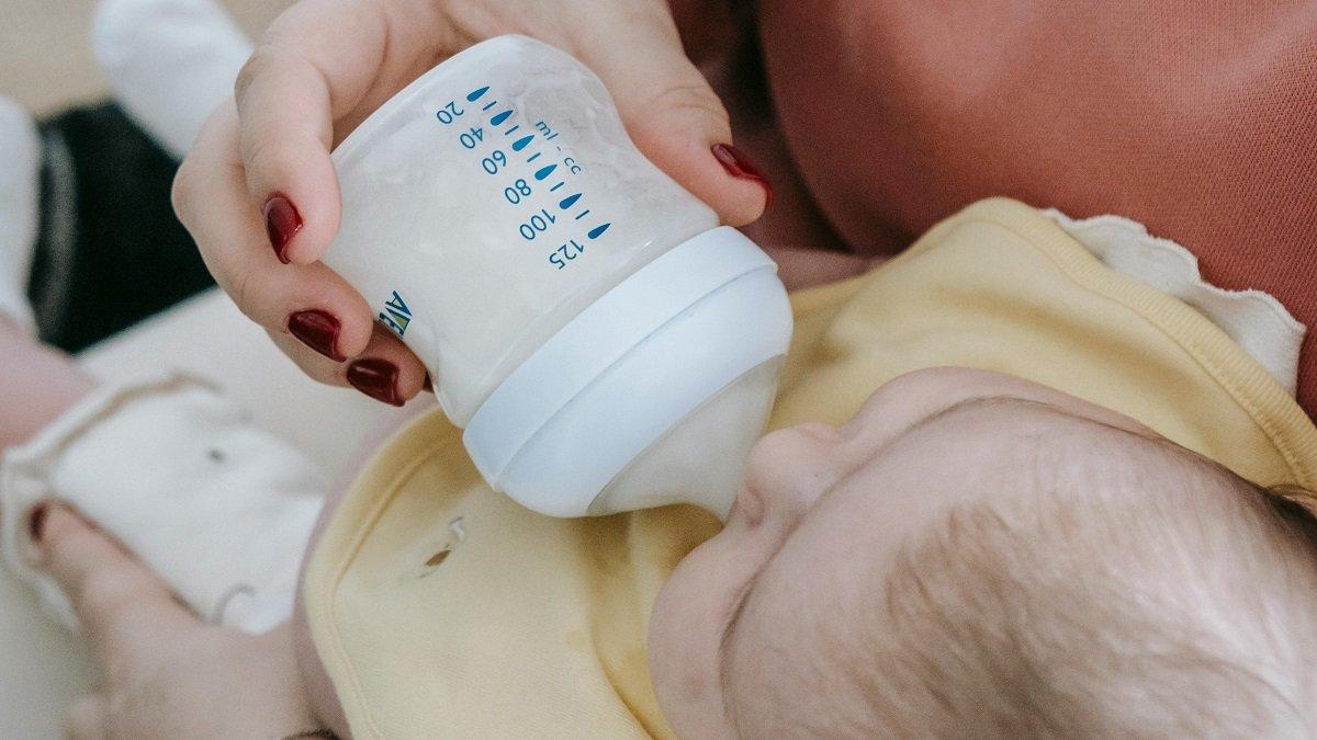Ilustrasi desain botol susu disesuaikan dengan usia si kecil.