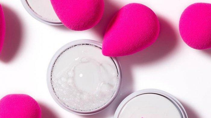 Ilustrasi beauty blender yang dapat membantu mengaplikasikan blush on agar terlihat lebih rapih.