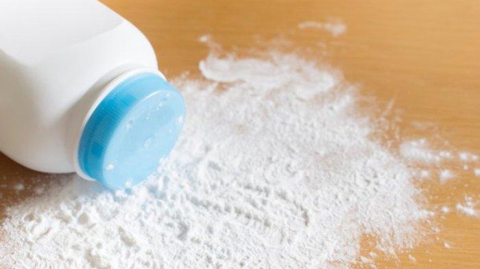Bedak bayi bisa kamu manfaatkan untuk mengatasi bau karpet.