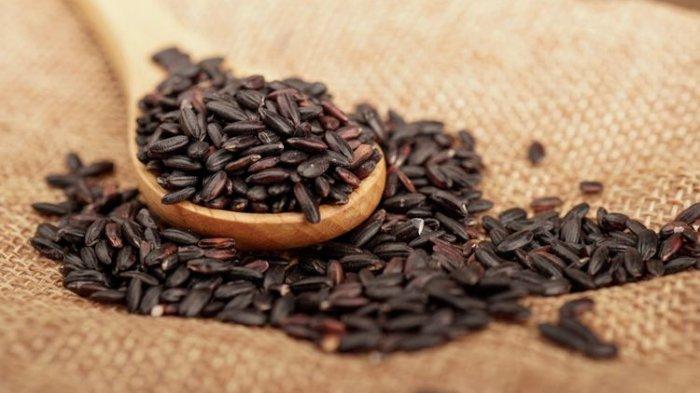 Beras hitam kaya akan vitamin dan mineral yang sangat bagus untuk menjaga kesehatan tubuh.