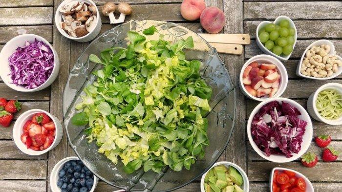 Ilustrasi makanan sehat kaya vitamin mineral untuk cegah uban