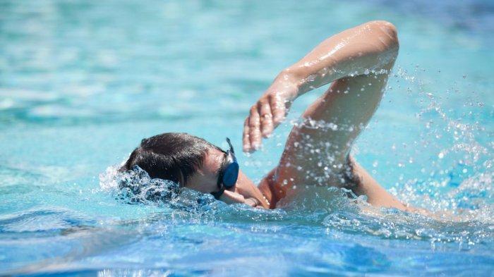 Berenang jadi salah satu jenis olahraga untuk menurunkan berat badan.