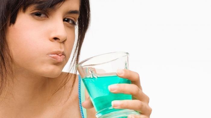 Ilustrasi kumur dengan air garam.